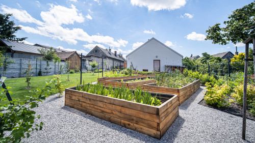 Priestranná záhrada so skalkou